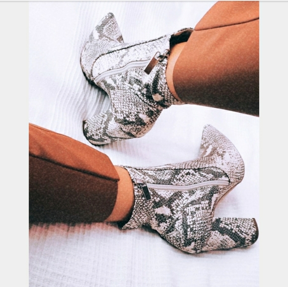🆕️The New York//grey snake print boot - Picture 7 of 8
